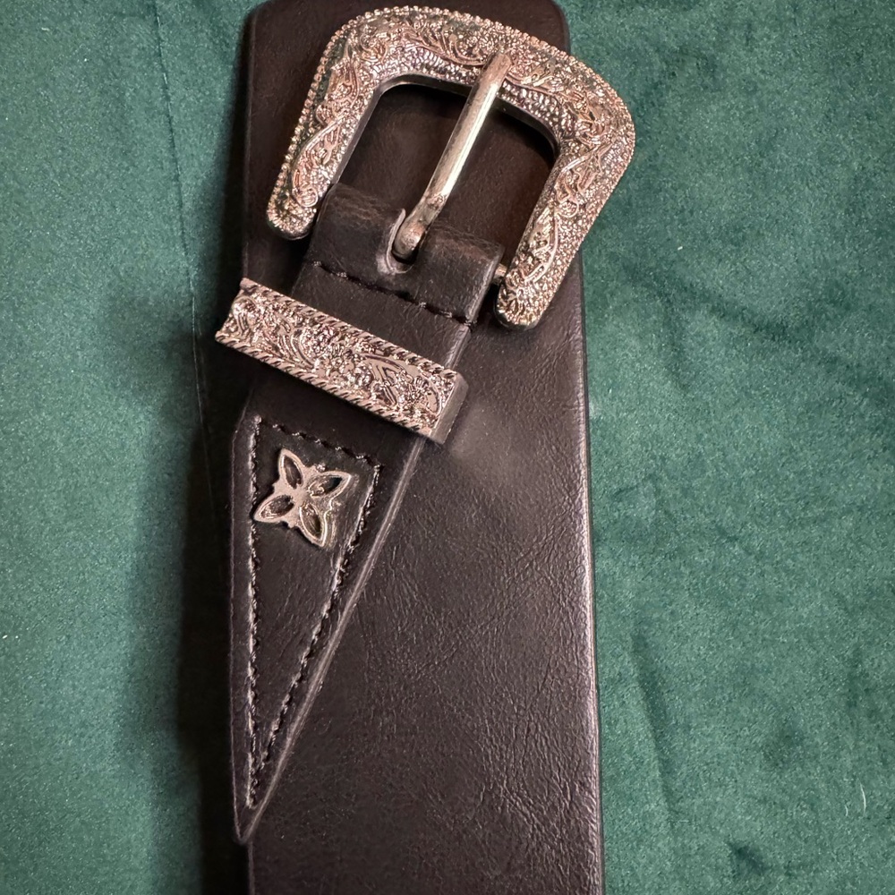 Black woman’s BCBG Generation belt size M Silver Accents vintage Y2K